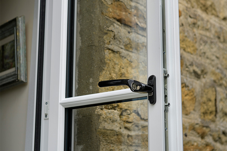 Bidirectional cam locks