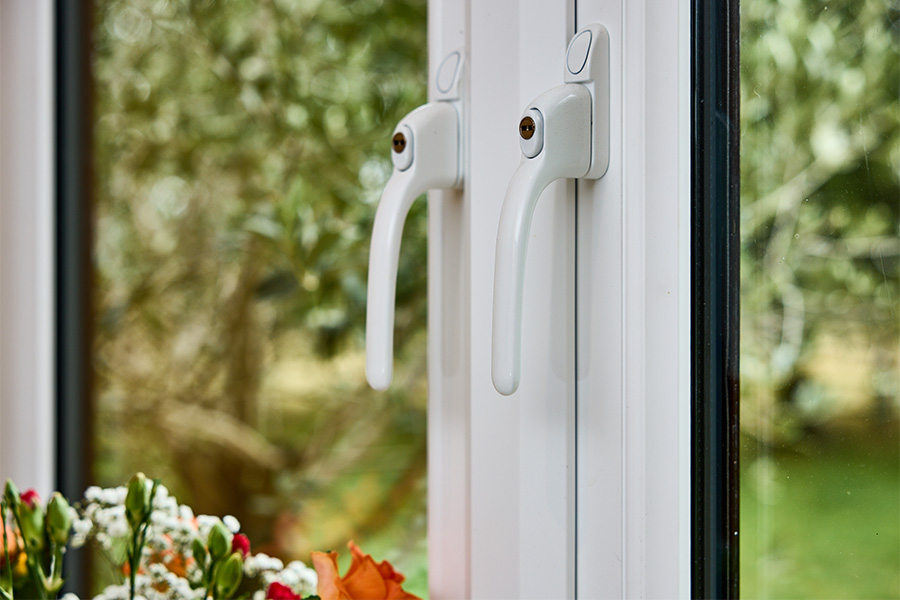 Key locking handles